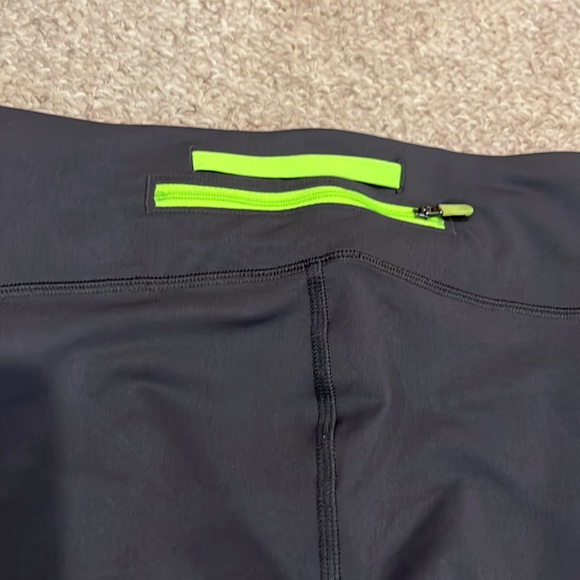 Under Armour Heat Gear Capri Leggings - Picture 5 of 7